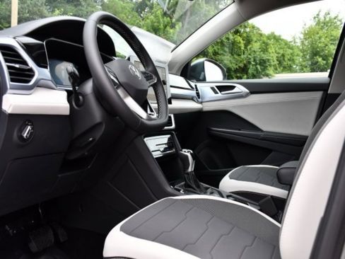 New 2025 Volkswagen Taos SE image 13