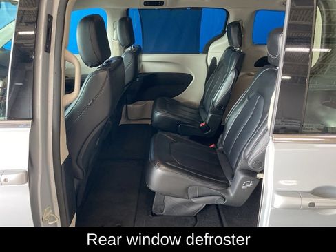 Used 2023 Chrysler Pacifica Touring-L FWD image 10