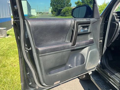 Used 2016 Toyota 4Runner Trail Premium AWD/4WD image 9