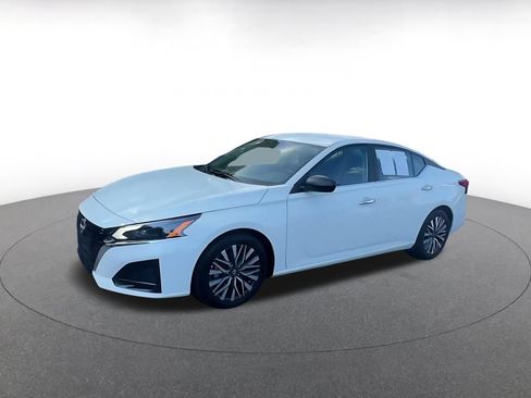 Used 2025 Nissan Altima 2.5 SV FWD image 8