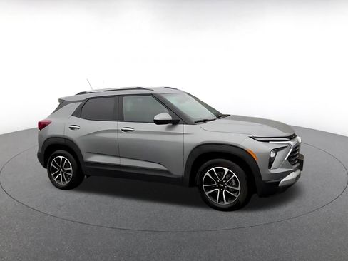 Used 2025 Chevrolet TrailBlazer LT image 2