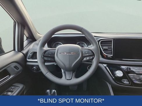 Used 2025 Chrysler Pacifica Limited image 8