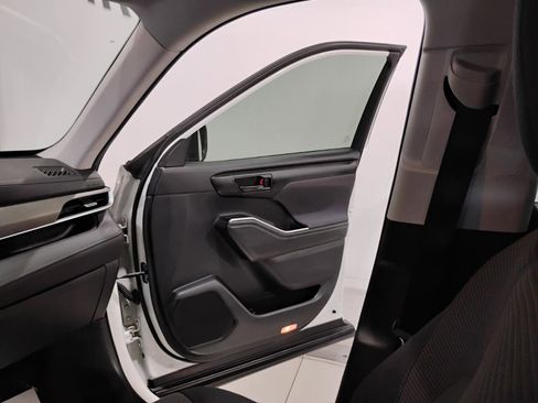 Used 2021 Toyota Highlander L image 70