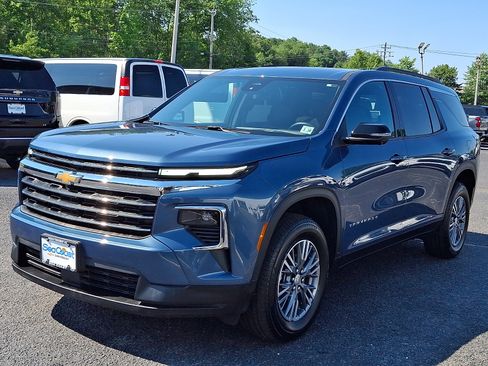 Used 2025 Chevrolet Traverse LT w/ Driver Confidence Package AWD/4WD image 3