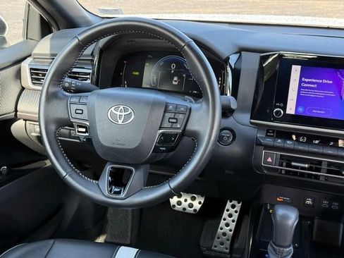 Used 2025 Toyota Camry SE FWD image 12