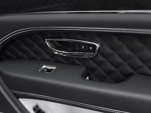 Used 2025 Bentley Bentayga AWD/4WD image 30