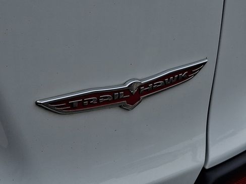 Used 2019 Jeep Cherokee Trailhawk image 32