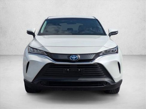 Used 2022 Toyota Venza LE image 2