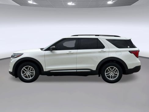 Used 2025 Ford Explorer Active w/ Active Comfort Package RWD image 2