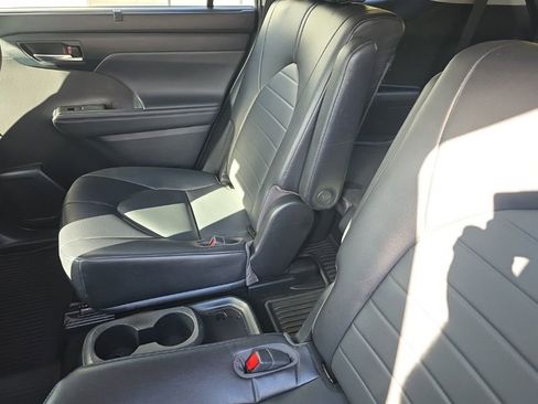 Used 2022 Toyota Highlander XLE image 19