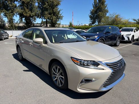 Used 2017 Lexus ES 300h FWD image 2