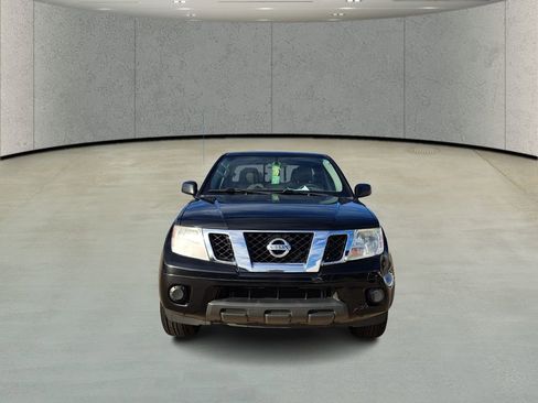 Used 2019 Nissan Frontier SV image 2