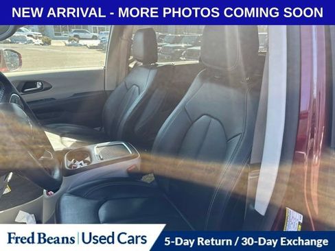Certified 2022 Chrysler Pacifica Touring-L w/ Uconnect Theater Family Group image 8