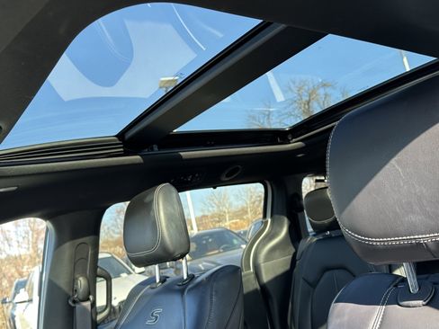 Used 2023 Chrysler Pacifica Touring-L w/ Uconnect Theater Family Group image 29