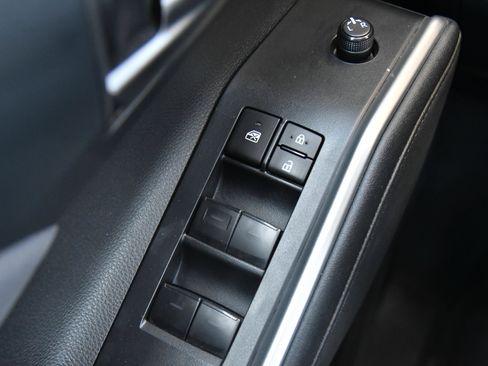 Used 2024 Toyota Highlander LE AWD/4WD image 34