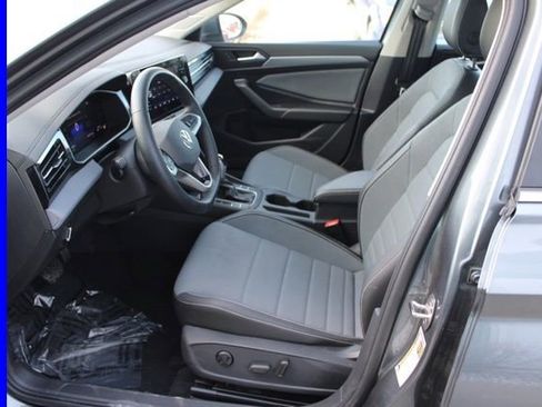 Used 2025 Volkswagen Jetta SE w/ Sunroof Package image 13