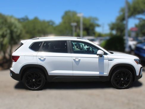 Used 2023 Volkswagen Taos SE w/ Panoramic Sunroof Package FWD image 5