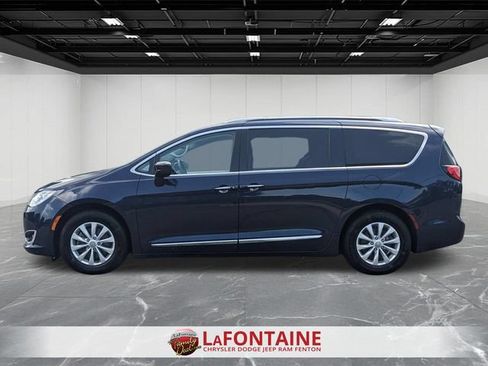 Used 2018 Chrysler Pacifica Touring-L Plus FWD image 2