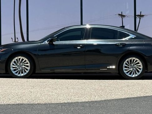 Used 2021 Lexus ES 300h Ultra Luxury w/ Accessory Package 2 FWD image 5