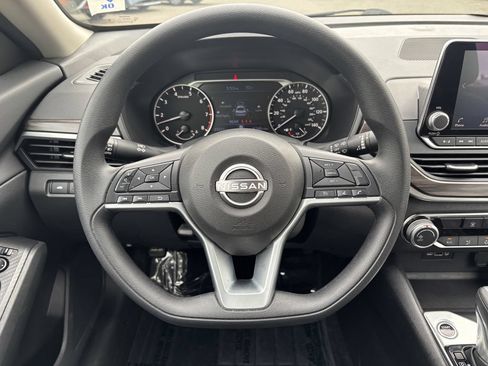 Used 2025 Nissan Altima 2.5 SV FWD image 16