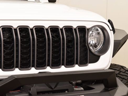 Used 2024 Jeep Gladiator Sport AWD/4WD image 9