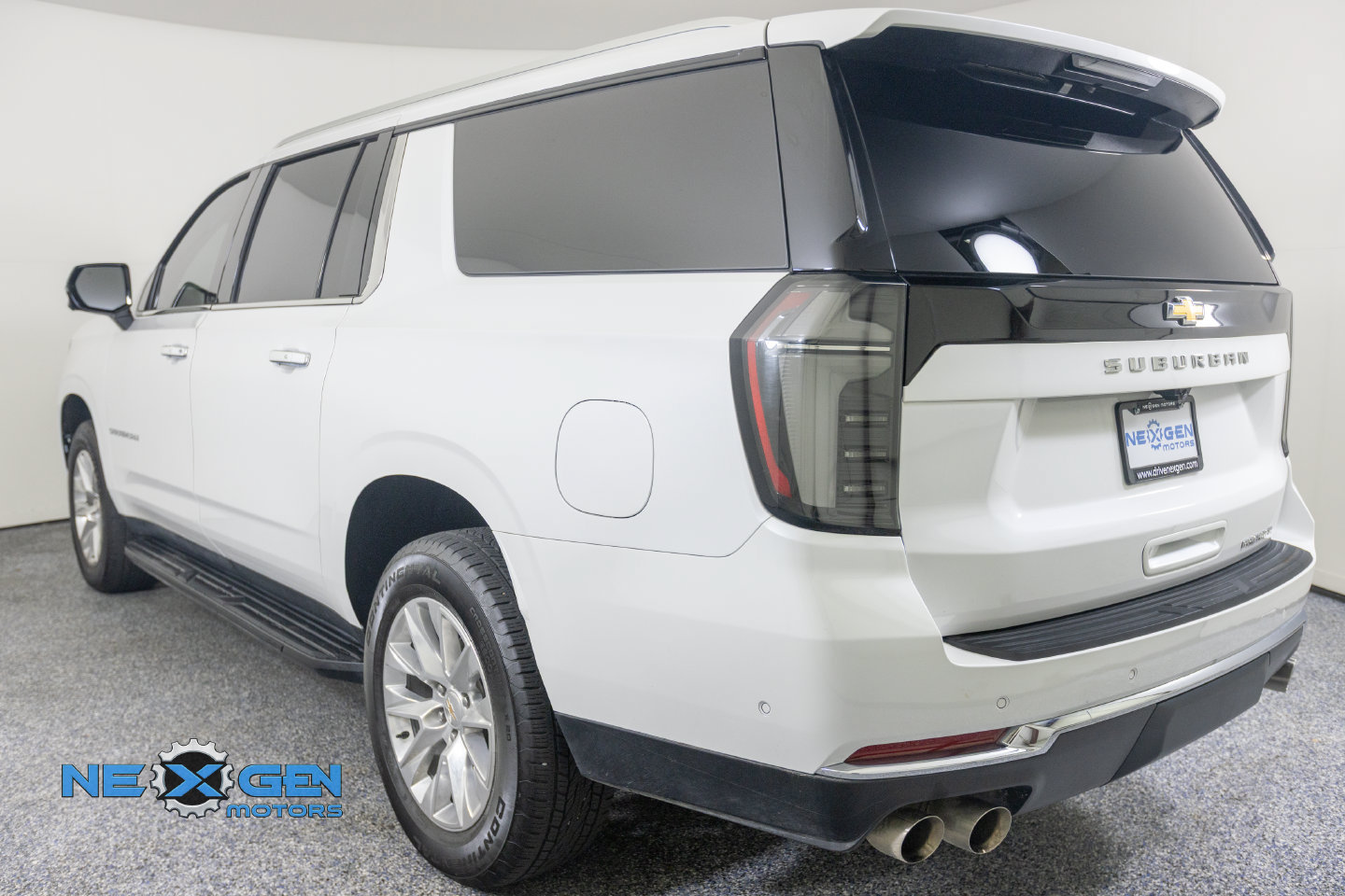 Used 2025 Chevrolet Suburban Premier AWD/4WD image 27