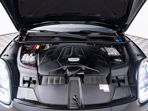 Certified 2022 Porsche Cayenne Platinum Edition image 30