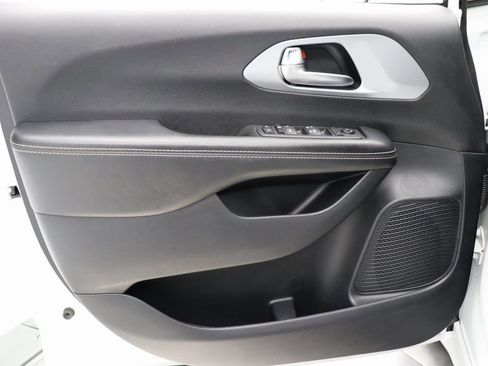 Used 2020 Chrysler Pacifica Touring w/ S Appearance Package image 27