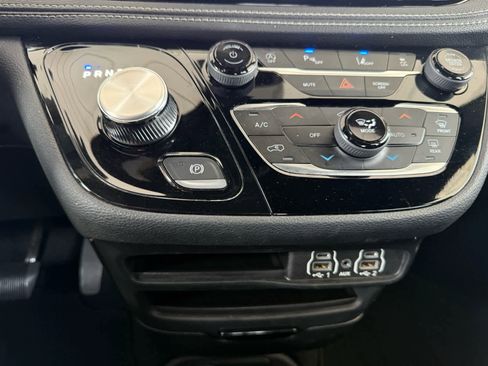 Used 2023 Chrysler Pacifica Touring-L w/ S Appearance Package image 15