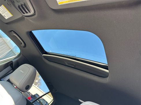 Used 2025 Buick Envista Avenir image 32