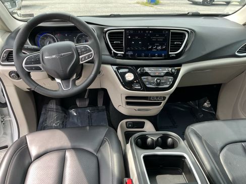 Used 2023 Chrysler Pacifica Touring-L FWD image 21