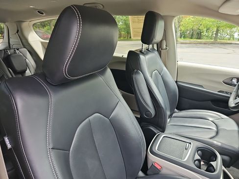 Used 2023 Chrysler Pacifica Touring-L FWD image 11