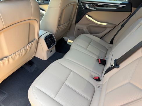 Used 2025 Porsche Macan image 31