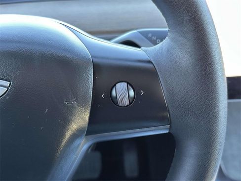 Used 2022 Tesla Model Y Long Range image 9