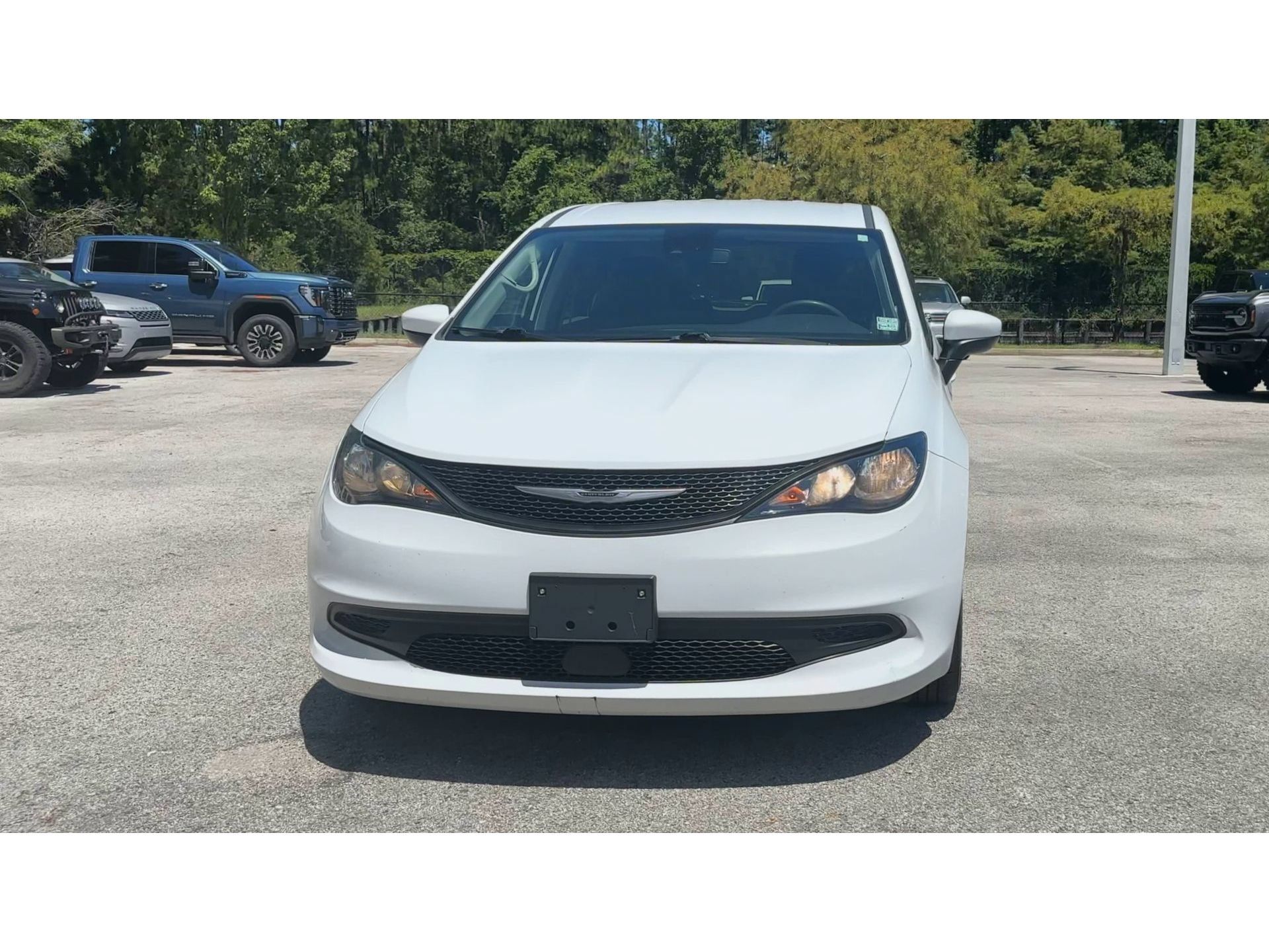 Used 2023 Chrysler Voyager LX FWD image 3