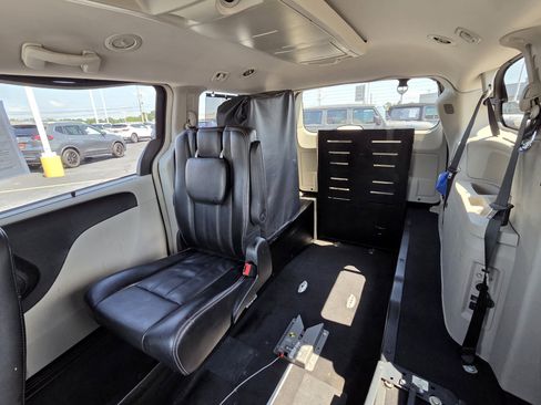 Used 2015 Chrysler Town & Country Touring w/ Driver Convenience Group FWD image 3