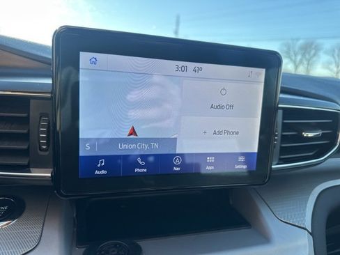 Used 2022 Ford Explorer XLT w/ Equipment Group 202A image 4