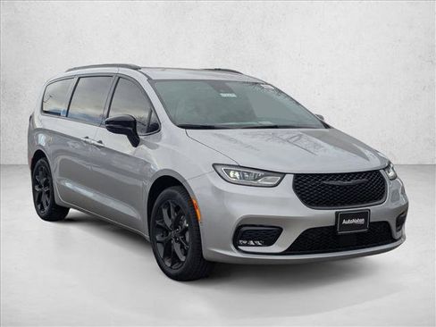 New 2026 Chrysler Pacifica Select w/ S Appearance Package AWD/4WD image 7