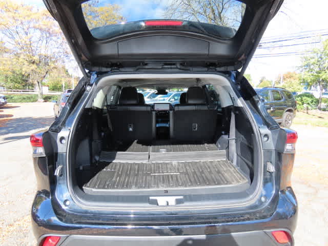 Used 2024 Toyota Highlander XLE AWD/4WD image 12
