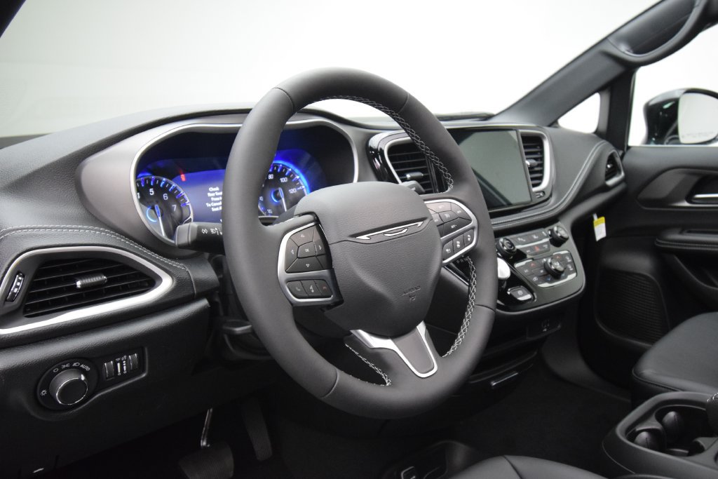 New 2027 Chrysler Pacifica Select w/ Family Tech Group AWD/4WD image 36