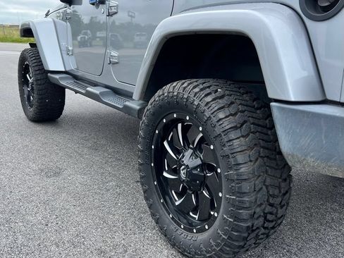 Used 2018 Jeep Wrangler Unlimited Sahara AWD/4WD image 7