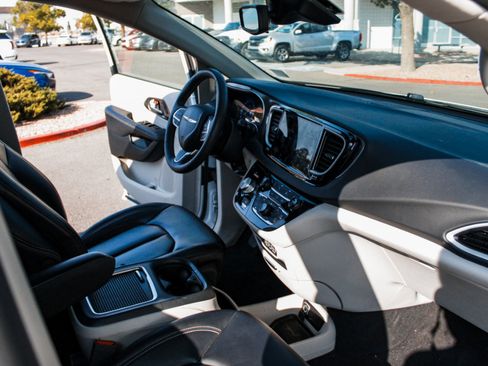 Used 2023 Chrysler Pacifica Touring-L FWD image 30