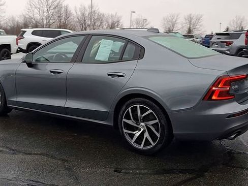 Used 2019 Volvo S60 T6 Momentum w/ Multimedia Package image 6