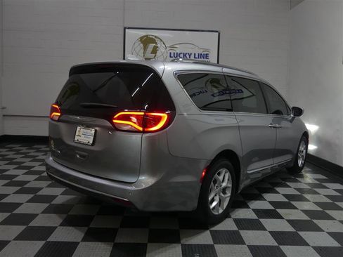 Used 2017 Chrysler Pacifica Touring-L Plus image 10