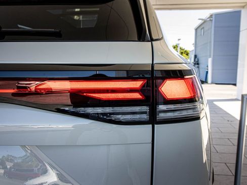 New 2026 Volkswagen Tiguan SE R-Line FWD image 17