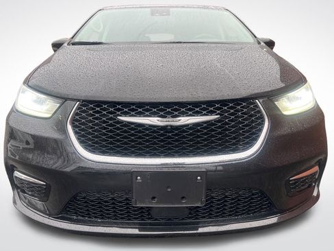 Used 2023 Chrysler Pacifica Touring-L image 9