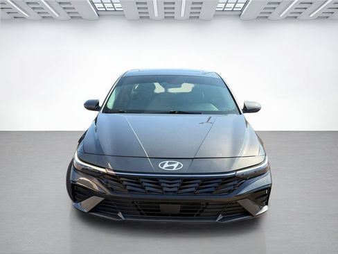 Used 2024 Hyundai Elantra Limited FWD image 3