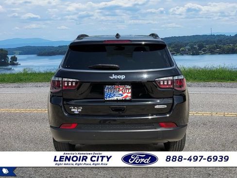 Used 2024 Jeep Compass Latitude AWD/4WD image 4
