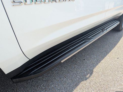 New 2025 Chevrolet Suburban Premier image 11