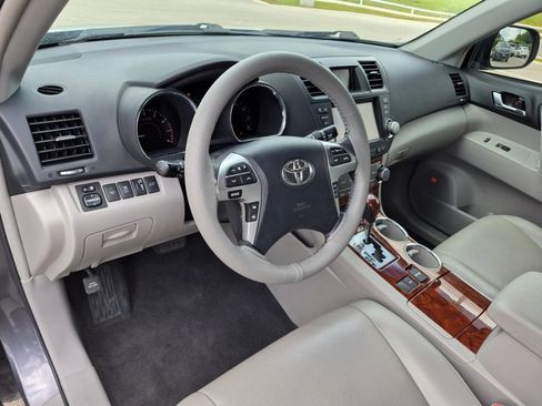 Used 2012 Toyota Highlander Limited w/ Tow Pkg FWD image 10